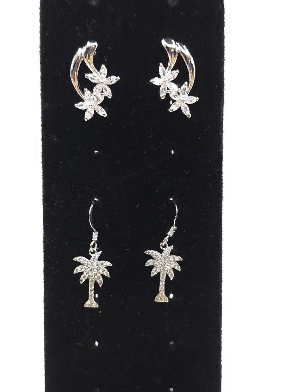 Set Of 2 Nature-Inspired Earrings: Floral Clip-On & Palm Tree Drop Style
